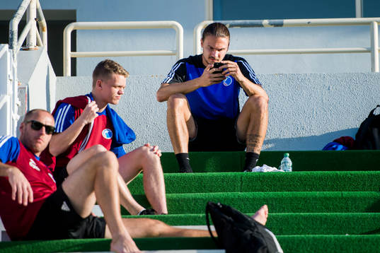 FC Köpenhamns Erik Johansson på läktaren