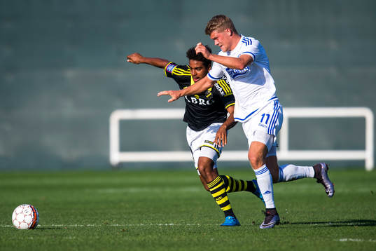 s Noah Sonko Sundberg i kamp om bollen med FC Köpenhamns