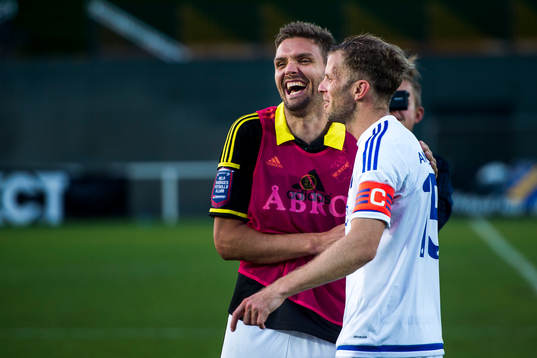 s Jos Hooiveld och FC Köpenhamns Mikael Antonsson pratar