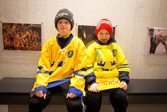 Två unga supportrar med landslagströjor
