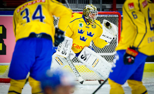 Sveriges målvakt Markus Svensson räddar en puck