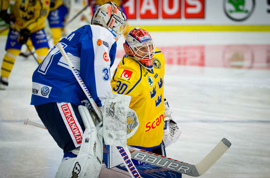 Sveriges målvakt Viktor Fasth och Finlands målvakt Juha