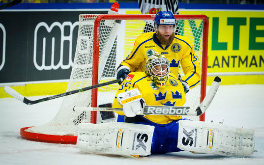 Sveriges Nicklas Danielsson och målvakt Markus Svensson