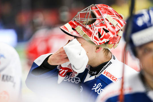 Finlands målvakt Ville Husso deppar