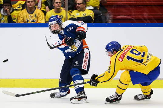 Finlands Patrik Laine och Sveriges Patrik Zackrisson