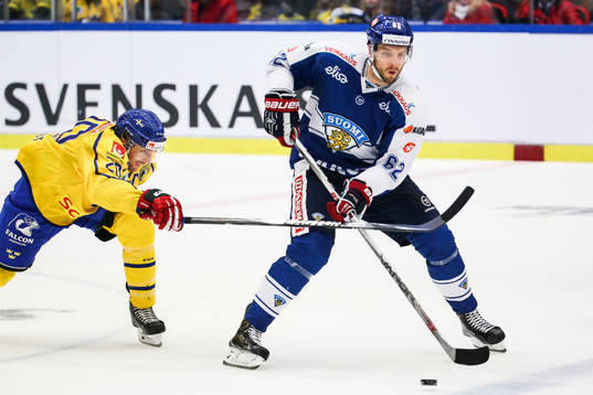 Sveriges Joel Lundqvist jagar Finlands Oskar Osala