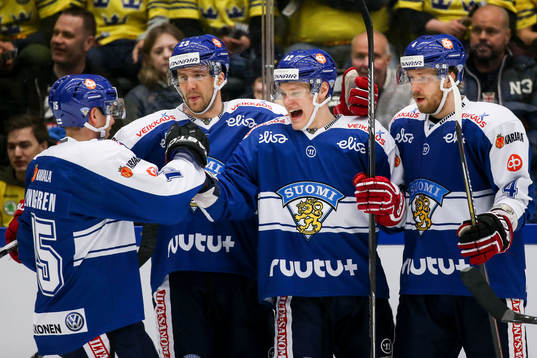 Finlands spelare jublar