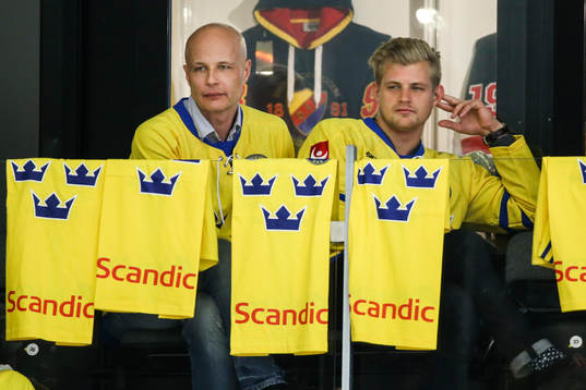 Formel 1 föraren Marcus Ericsson (th) på läktaren