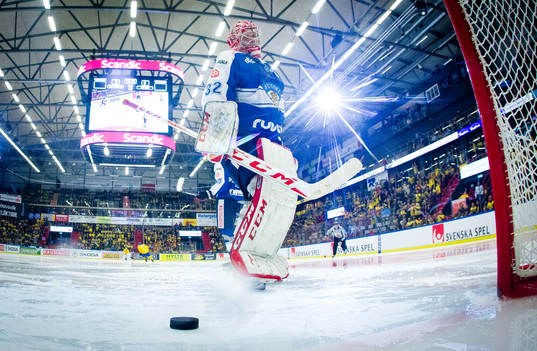Sveriges Johan Sundström gör 3-0 på Finlands målvakt