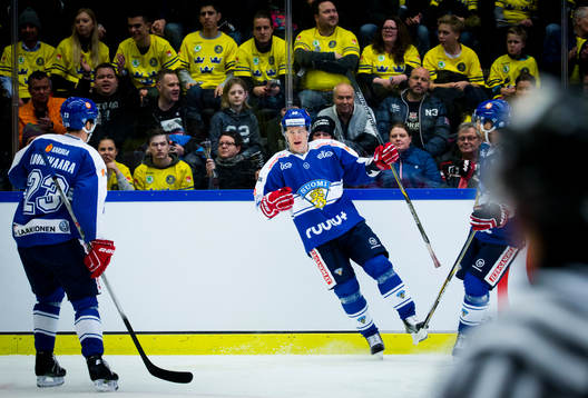 Finlands Harri Pesonen gör 3-1 och jublar