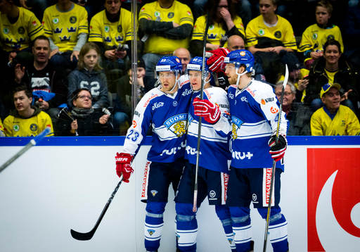 Finlands Harri Pesonen gör 3-1 och jublar med Ossi
