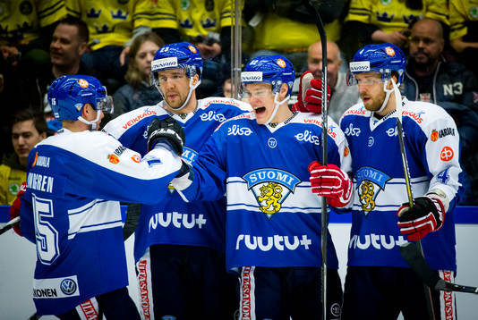 Finlands Harri Pesonen gör 3-1 och jublar med Ossi