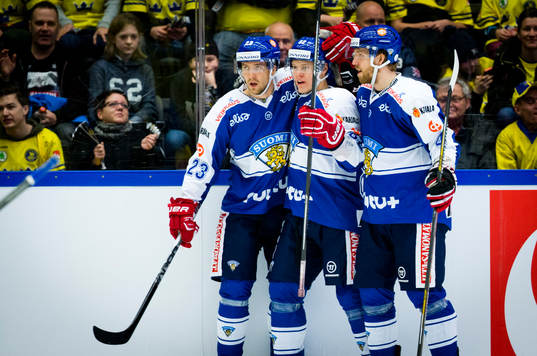 Finlands Harri Pesonen gör 3-1 och jublar med Ossi