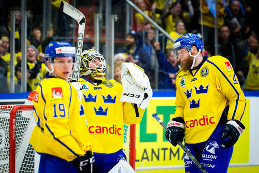 Sveriges Patrik Zackrisson, målvakt Markus Svensson och