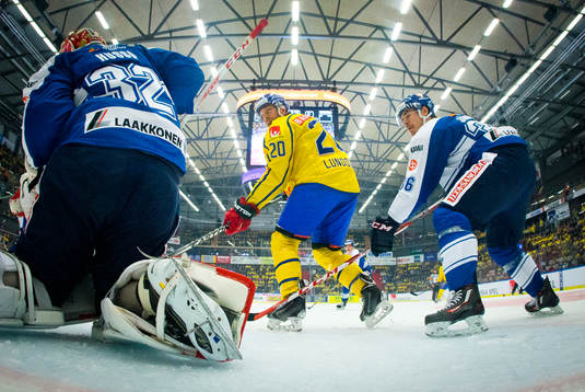 Finlands målvakt Ville Husso och Sveriges Joel Lundqvist