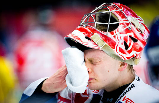 Finlands målvakt Ville Husso deppar