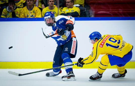 Finlands Patrik Laine och Sveriges Patrik Zackrisson