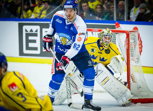 Finlands Oskar Osala och Sveriges målvakt Markus Svensson