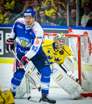 Finlands Oskar Osala och Sveriges målvakt Markus Svensson