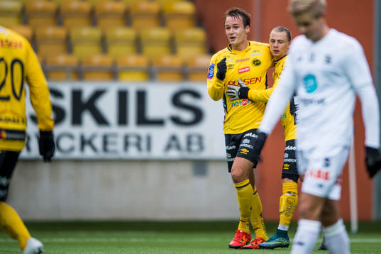 Elfsborgs Viktor Prodell jublar och gratuleras av Simon