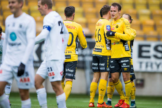 Elfsborgs Viktor Prodell kramas om