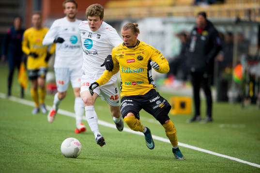 Kamp mellan Elfsborgs Simon Hedlund och Odds Oliver Berg
