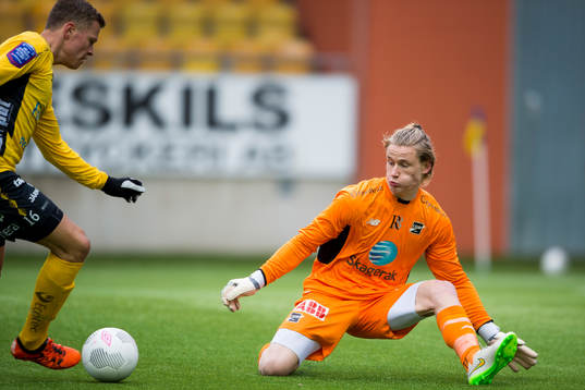 Odds målvakt Sondre Rossbach täcker anfall från