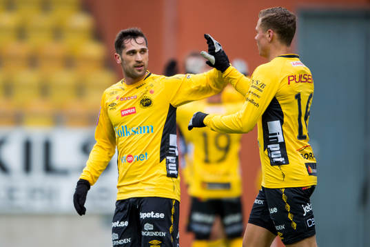 Elfsborgs Emir Bajrami och Viktor Claesson jublar
