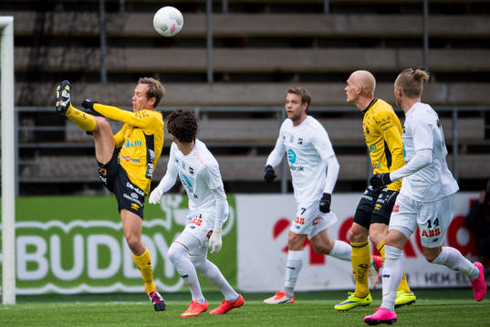 Elfsborgs Anders Randrup rensar undan bollen i eget