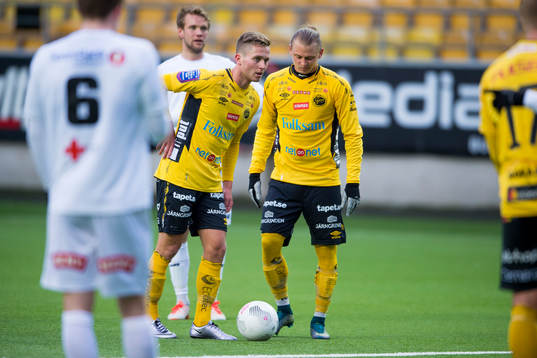 Elfsborgs Adam Lundqvist och Simon Hedlund diskuterar vid
