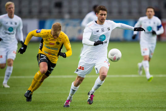 Odds Fredrik Semb med Elfsborgs Viktor Claesson i bakgrunden