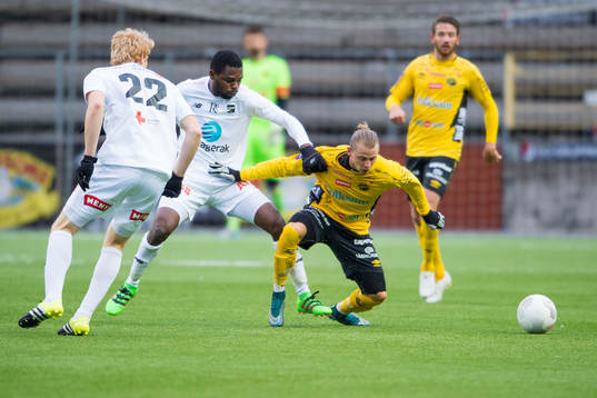 Kamp mellan Elfsborgs Simon Hedlund och Odds Chukukama