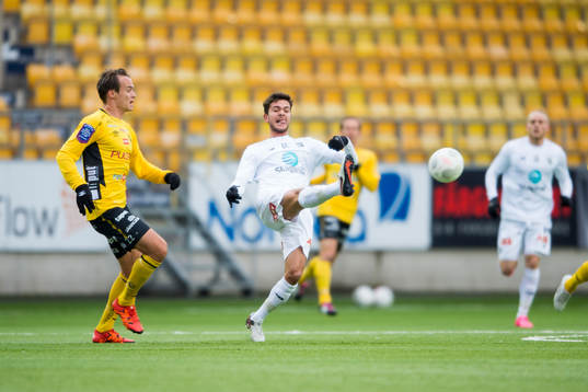 Odds Fredrik Jensen skjuter bort bollen framför Elfsborgs