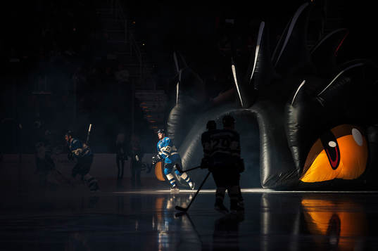 Lake Eries Daniel Zaar gör entré till ishockeymatchen i