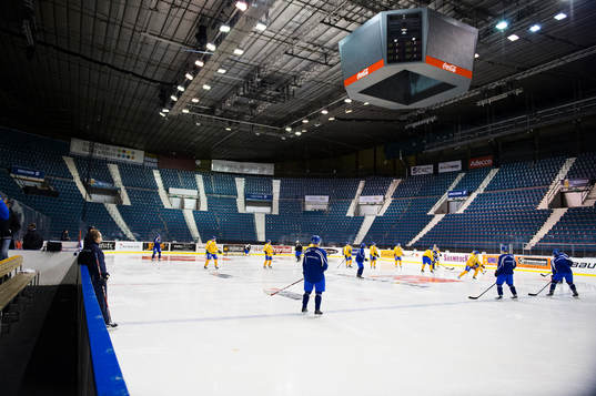 Spelarna värmer upp på Hovet