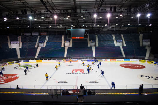 Spelarna värmer upp på Hovet