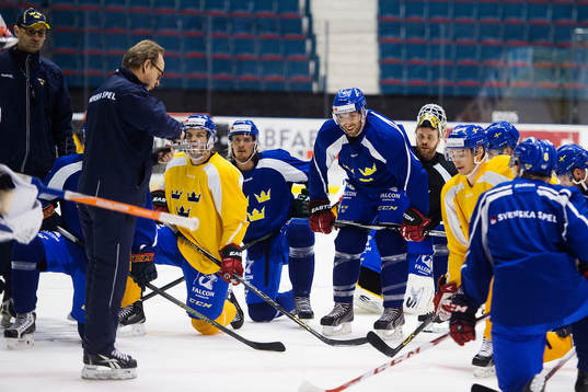 Spelarna med Joel Lundqvist i mitten lyssnar på