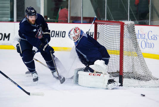 David Savard utmanar målvakten Anton Forsberg