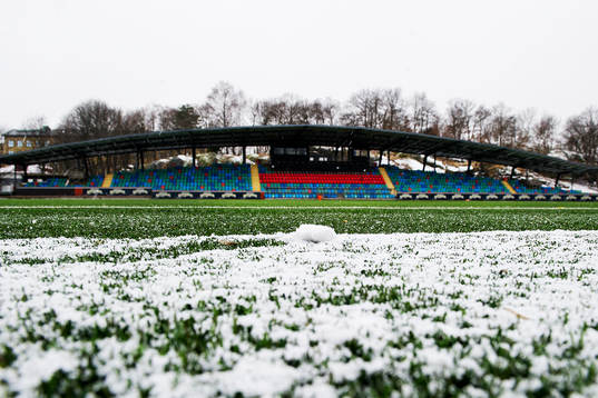 snö vid sidan av planen på Valhalla IP