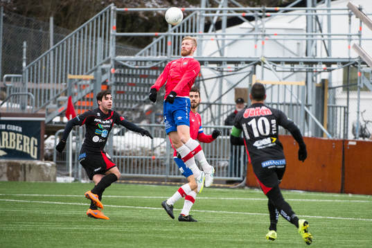 Örgrytes Fredrik Björk  nickar bollen framför