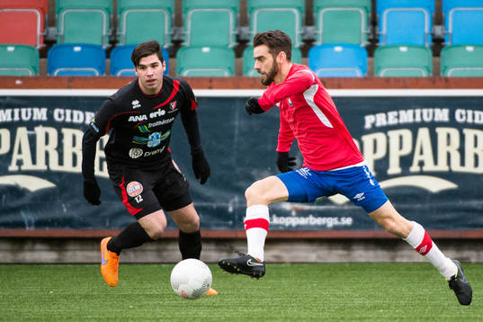 Örgrytes Björn Anklen driver bollen framåt mot