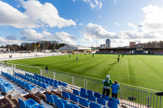 Hammarbys spelare värmer upp på Tyresövallen