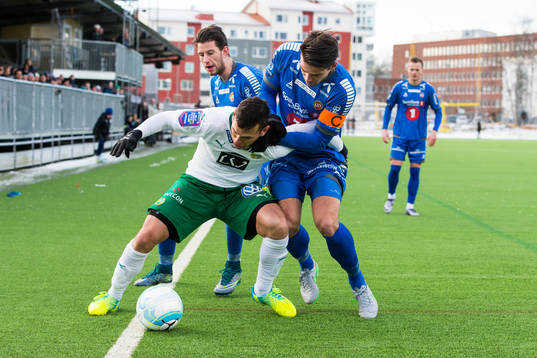 Hammarbys Alexssander Medeiros de Azeredo i kamp om bollen