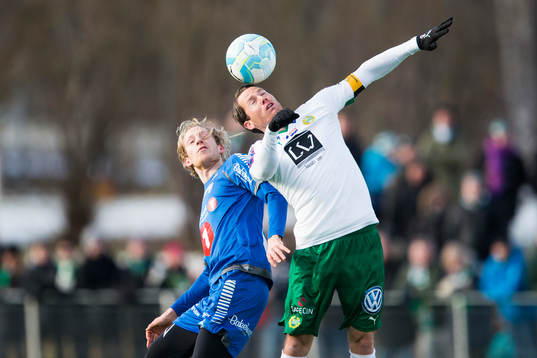 Trosöms Gjermund Åsen i en nickduell med Hammarbys Johan