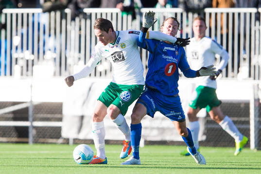 Hammarbys Johan Persson i kamp om bollen med Tromsös