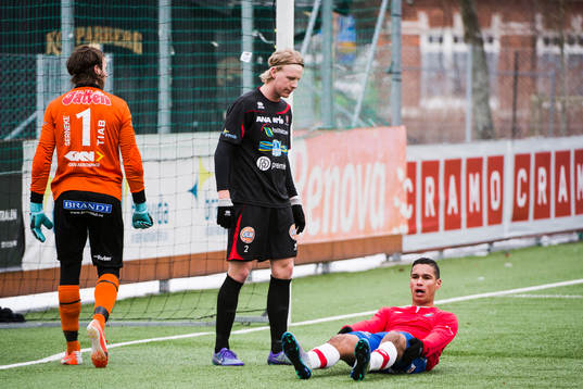 Örgrytes Chris Cortez reagerar, framför Trollhättans