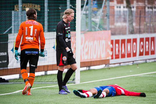 Örgrytes Chris Cortez reagerar, framför Trollhättans
