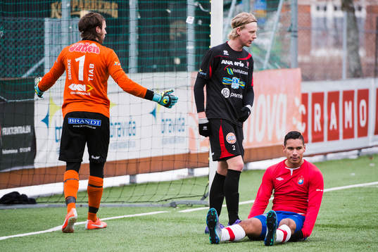 Örgrytes Chris Cortez reagerar, framför Trollhättans
