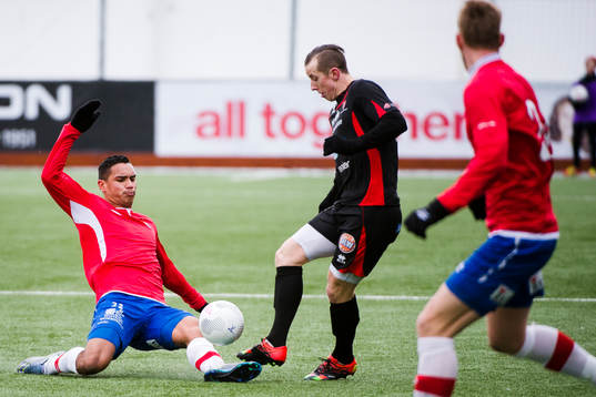 Örgrytes Chris Cortez glidtacklar mot Trollhättans Robert