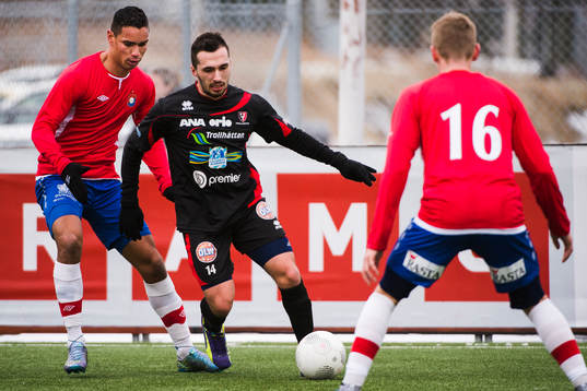 Trollhättans Anton Beqiri och Örgrytes Chris Cortez och
